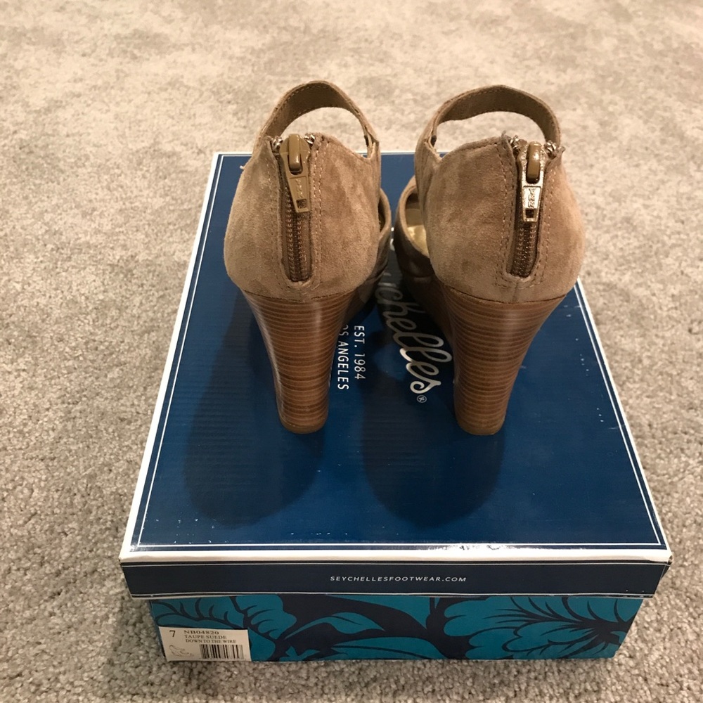 Seychelles Down to the Wire Taupe Suede Wedge, Sz7 - Picture 2 of 7